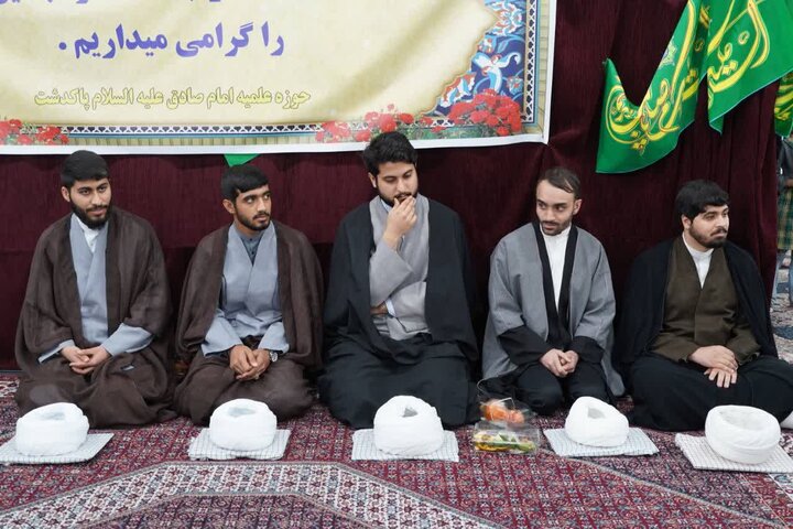 تصاویر / آیین تلبس جمعی از طلاب مدرسه علمیه در پاکدشت برگزار شد