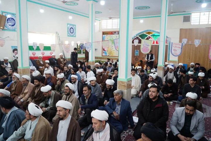 تصاویر / آیین تلبس جمعی از طلاب مدرسه علمیه در پاکدشت برگزار شد