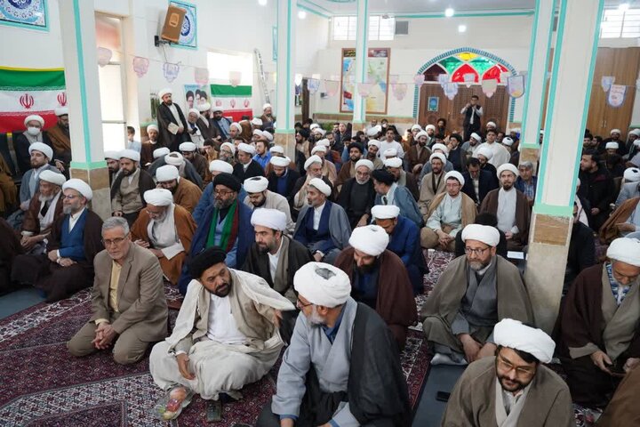 تصاویر / آیین تلبس جمعی از طلاب مدرسه علمیه در پاکدشت برگزار شد