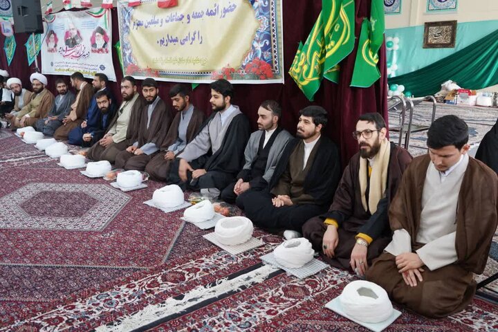 تصاویر / آیین تلبس جمعی از طلاب مدرسه علمیه در پاکدشت برگزار شد