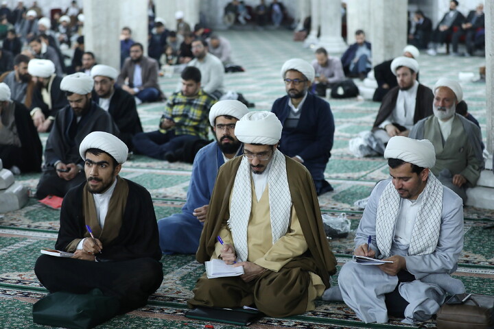 تصاویر/ نشست صمیمی مدیر حوزه های علمیه با اساتید و طلاب