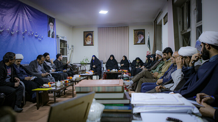 تصاویر/برگزاری نشست مشترک مدیران مدارس طرح امین سطح با دبیر ستاد همکاری‌ها در همدان