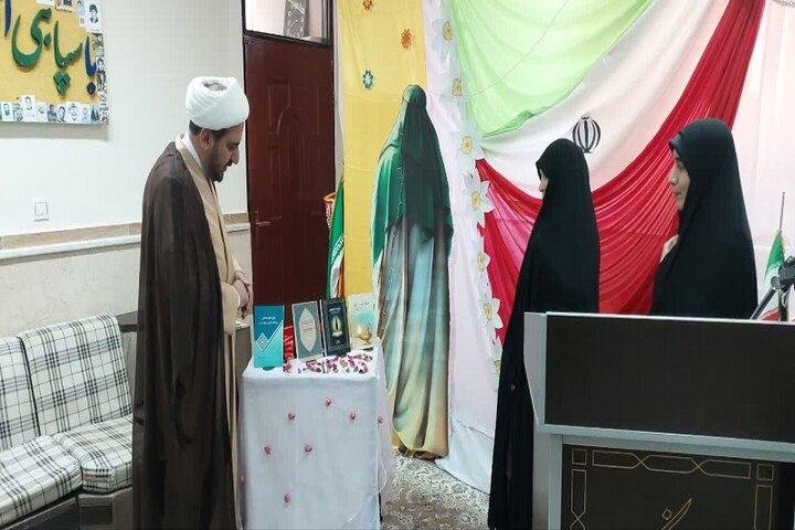 تصاویر/ رونمایی از چهار کتاب تألیفی در مدرسه علمیه نرجسیه سنقر و کلیایی
