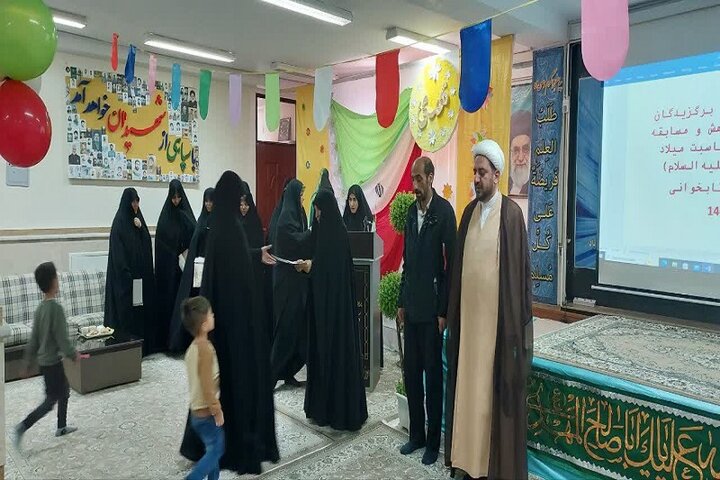 تصاویر/ رونمایی از چهار کتاب تألیفی در مدرسه علمیه نرجسیه سنقر و کلیایی