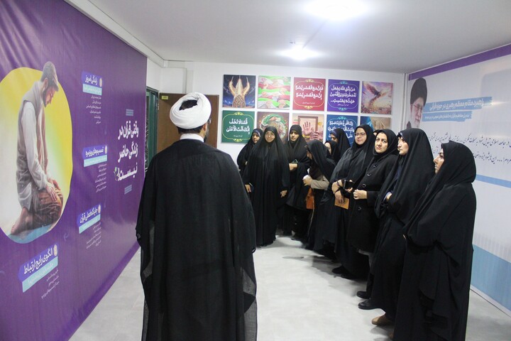 تصاویر/ بازدید بانوان مشاور دستگاه های اجرایی از نمایشگاه زندگی با آیه ها