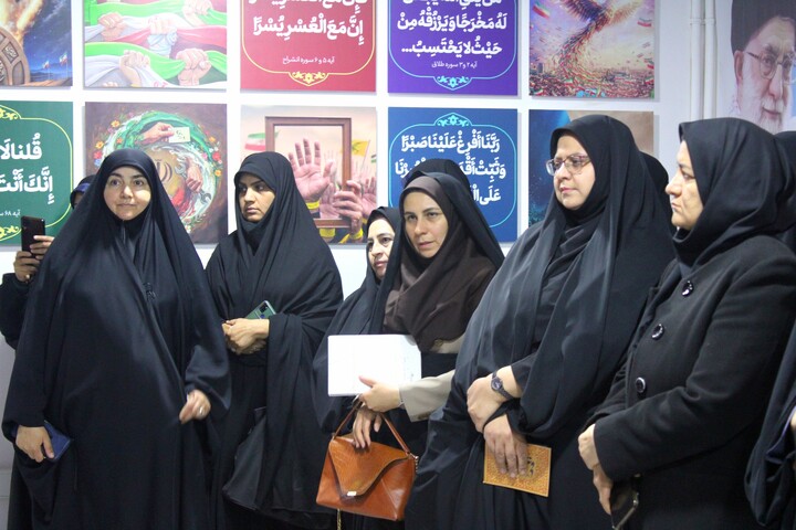 تصاویر/ بازدید بانوان مشاور دستگاه های اجرایی از نمایشگاه زندگی با آیه ها