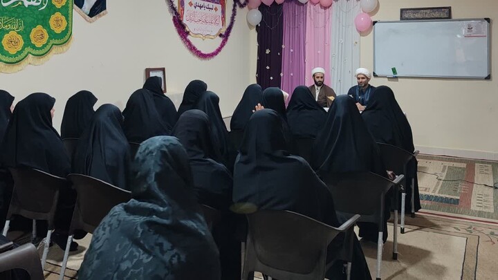 جلسه تبیین سیاسی عقیدتی در مدرسه علمیه کوثر خرمشهر + عکس