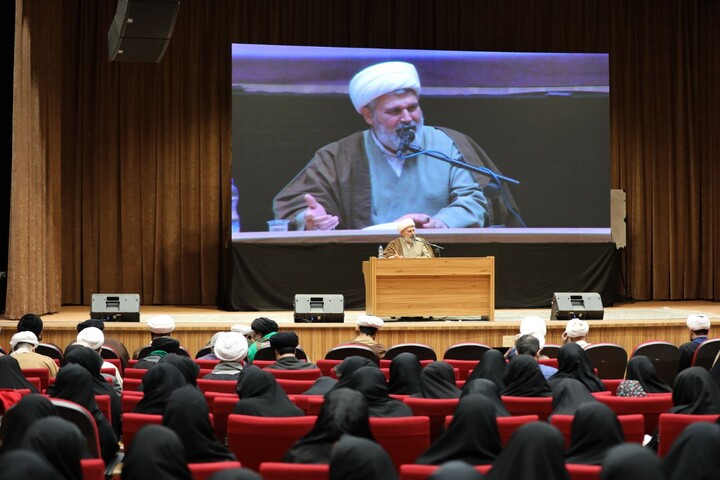 تصاویر/ برگزاری اجتماع تبیینی مبلغان یزد با حضور معاون تبلیغ حوزه های علمیه کشور