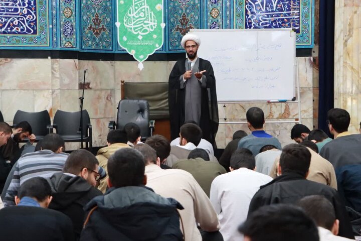 تصاویر | جلسه حجت الاسلام والمسلمین مذهب جعفری معاونت تبلیغ و امور فرهنگی حوزه تهران با طلاب مدرسه علمیه آیت الله مجتهدی(ره)