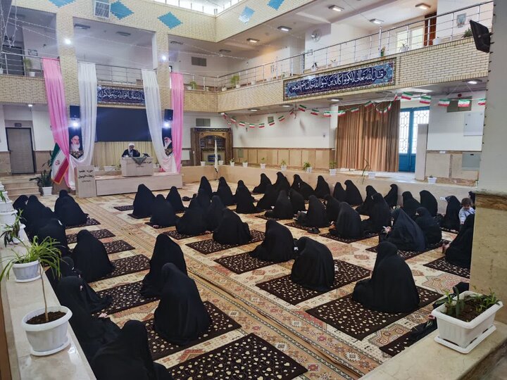 درس اخلاق طلاب مدرسه علمیه ریحانة‌الرسول ارومیه