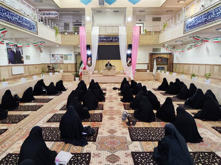 درس اخلاق طلاب مدرسه علمیه ریحانة‌الرسول ارومیه