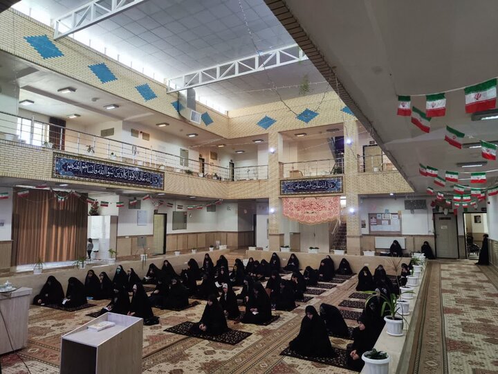 درس اخلاق طلاب مدرسه علمیه ریحانة‌الرسول ارومیه