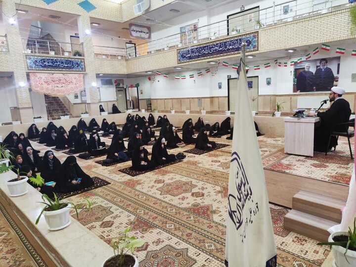 درس اخلاق طلاب مدرسه علمیه ریحانة‌الرسول ارومیه