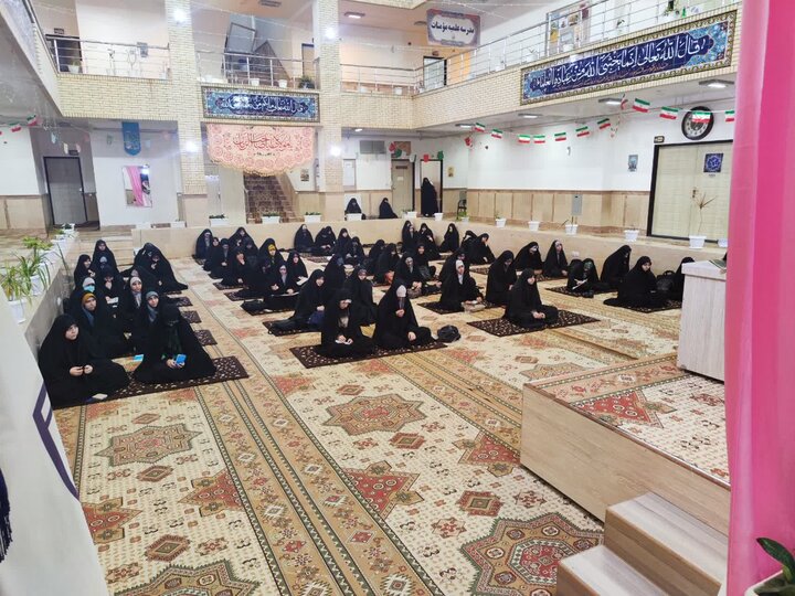 درس اخلاق طلاب مدرسه علمیه ریحانة‌الرسول ارومیه