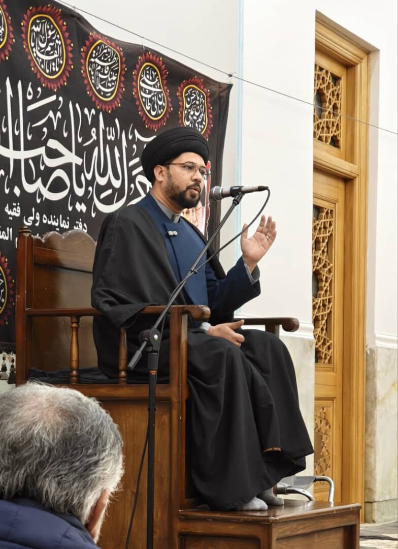 ईरान के धार्मिक शहर क़ुम में हज़रत फ़ातिमा मासूमा (स) की दरगाह में मौलाना अज़ीज़ुल हसन की याद मे ईसाल-ए-सवाब की मजलिस