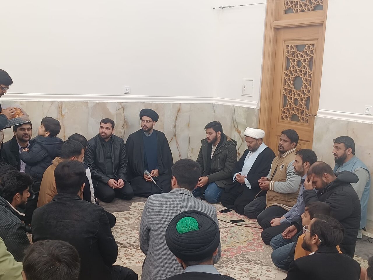 ईरान के धार्मिक शहर क़ुम में हज़रत फ़ातिमा मासूमा (स) की दरगाह में मौलाना अज़ीज़ुल हसन की याद मे ईसाल-ए-सवाब की मजलिस