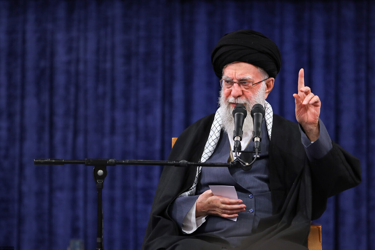 Ayatullah Khamenei: Yang Lebih Berbahaya daripada Kapal Induk adalah Senjata yang Menenggelamkannya ke Dasar Laut