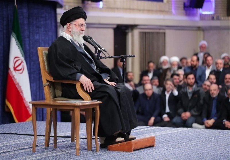 अमेरिका, सुन ले! जंगी जहाज़ से अधिक घातक वह हथियार है जो उसे समुद्र की गहराई में भेज सकता है: आयतुल्लाह ख़ामेनई