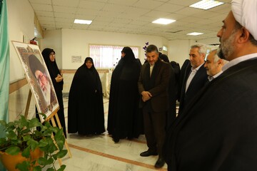 بازدید مدیر جامعه الزهرا (س) از نمایشگاه «مدرسه انقلاب» در مجتمع هدی