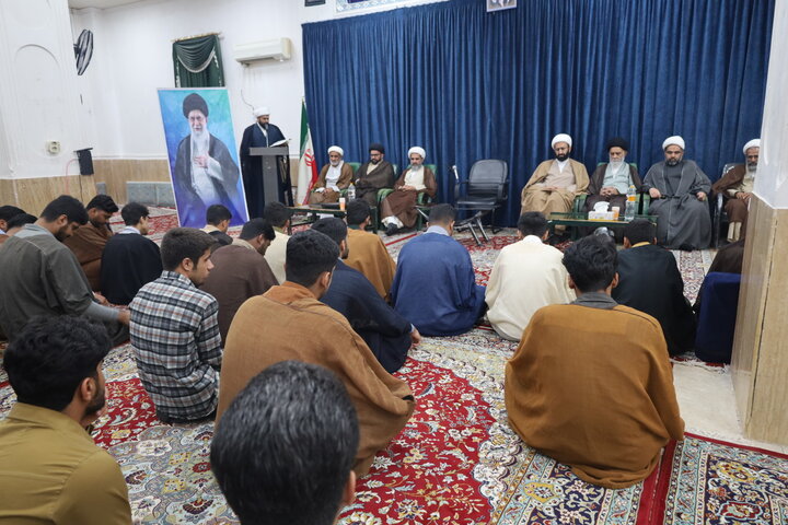 تصاویر/ دیدار معاون امور طلاب و دانش‌آموختگان حوزه های علمیه با طلاب مدرسه علمیه آل البیت (ع) بندرلنگه