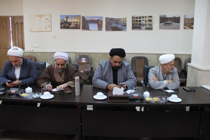 تصاویر / نشست مدیر حوزه علمیه قزوین با مدیران مدارس علمیه استان قزوین