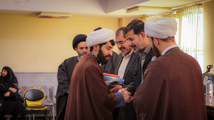 تصاویر/نشست مشترک مبلغین طرح امین با دبیر ستاد همکاری‌ها و مدیرکل آموزش‌وپرورش همدان