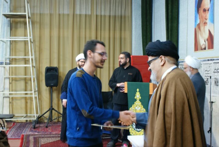 تصاویر/ تصاویر/ مراسم اختتامیه هفدهمین جشنواره مدرسه ای علامه حلی در مدرسه علمیه امام القائم ( عج ) برگزار شد