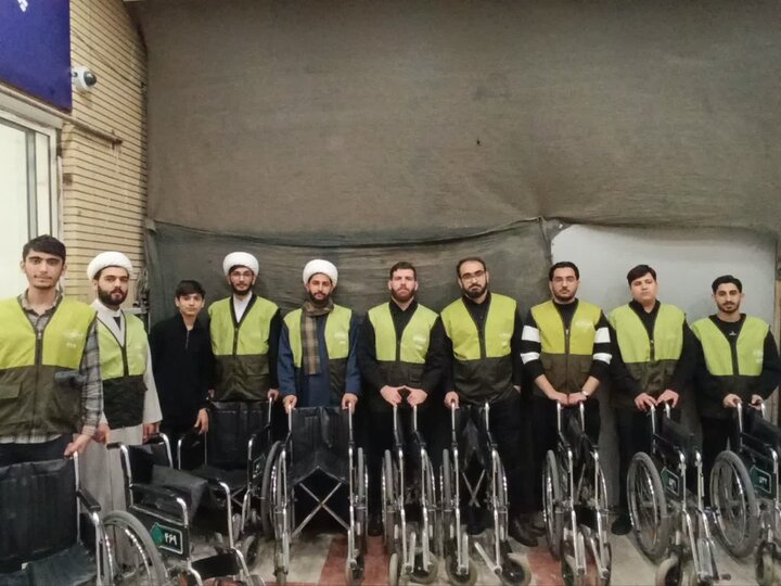 تصاویر/ حضور طلاب و اساتید مدرسه علمیه آستارا در بخش خدمت رسانی به زوار آستان قدس رضوی