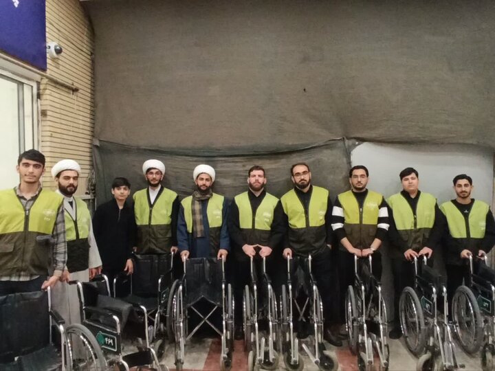 تصاویر/ حضور طلاب و اساتید مدرسه علمیه آستارا در بخش خدمت رسانی به زوار آستان قدس رضوی