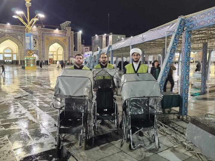 تصاویر/ حضور طلاب و اساتید مدرسه علمیه آستارا در بخش خدمت رسانی به زوار آستان قدس رضوی