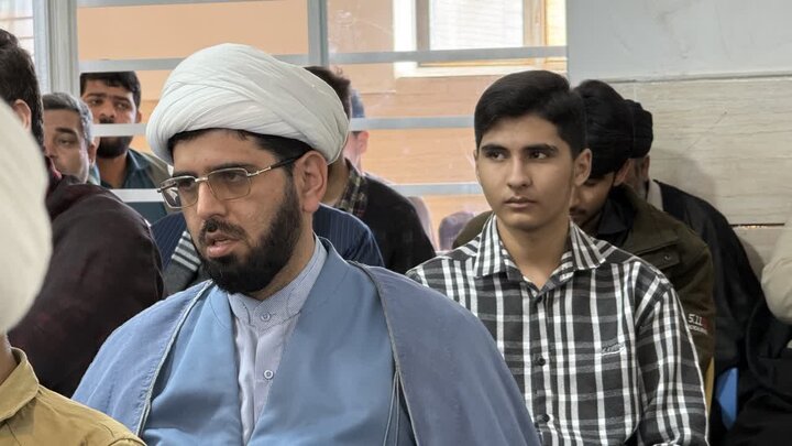 مناظره طلاب حوزه علمیه امام حسن مجتبی(ع) و دانشجویان دانشگاه آزاد اسلامی واحد رفسنجان؛ عکس: امیرسجاد کهنوجی.