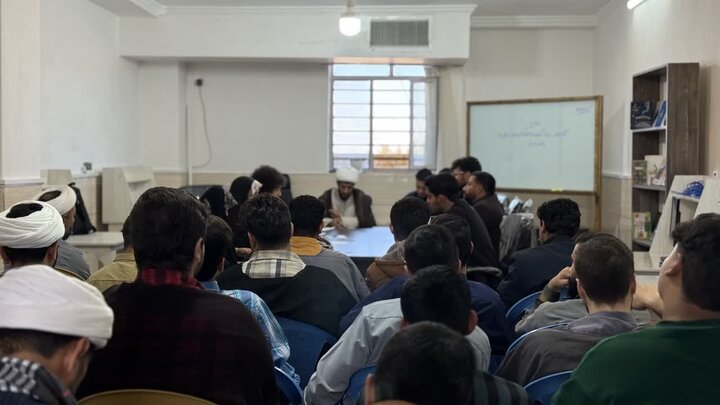 مناظره طلاب حوزه علمیه امام حسن مجتبی(ع) و دانشجویان دانشگاه آزاد اسلامی واحد رفسنجان؛ عکس: امیرسجاد کهنوجی.