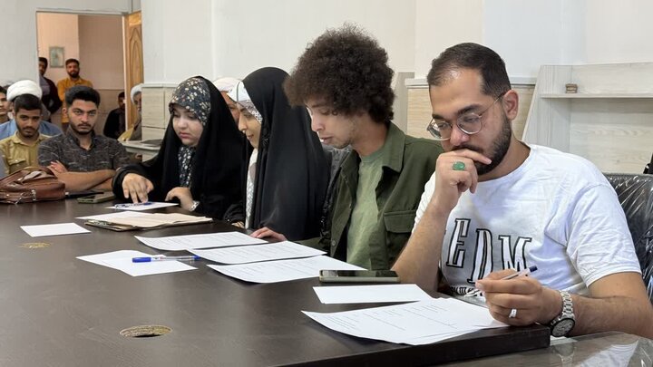 مناظره طلاب حوزه علمیه امام حسن مجتبی(ع) و دانشجویان دانشگاه آزاد اسلامی واحد رفسنجان؛ عکس: امیرسجاد کهنوجی.