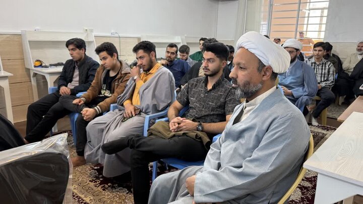 مناظره طلاب حوزه علمیه امام حسن مجتبی(ع) و دانشجویان دانشگاه آزاد اسلامی واحد رفسنجان؛ عکس: امیرسجاد کهنوجی.