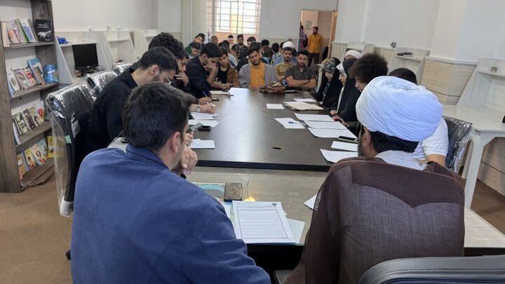 مناظره طلاب حوزه علمیه امام حسن مجتبی(ع) و دانشجویان دانشگاه آزاد اسلامی واحد رفسنجان؛ عکس: امیرسجاد کهنوجی.