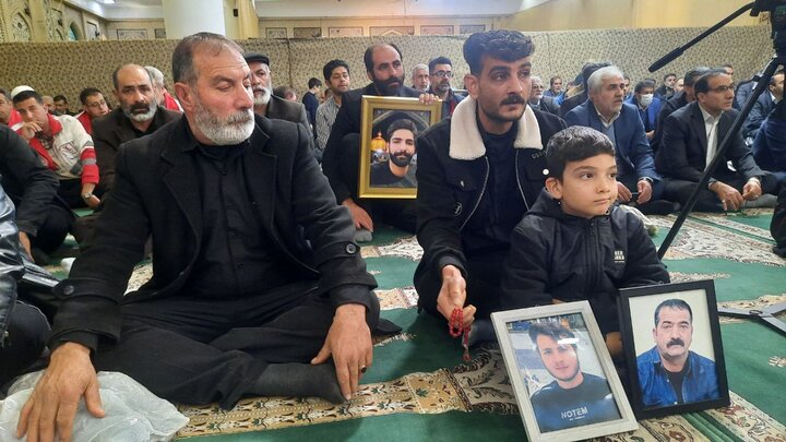 تصاویر/ مراسم بزرگداشت چهلمین روز شهادت جمعی از مردم و حافظان امنیت در فتنه اخیر آمریکایی صهیونیستیحوزه/ آیین چهلم شهدای حوادث دی‌ماه ۱۴۰۴ با حضور اقشار مختلف مردم و مسئولان در مهدیه مصلی امام خمینی(ره) شهرکرد برگزار شد.