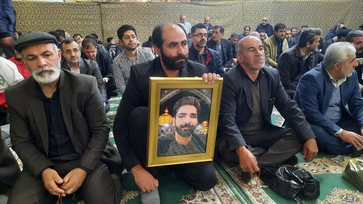 تصاویر/ مراسم بزرگداشت چهلمین روز شهادت جمعی از مردم و حافظان امنیت در فتنه اخیر آمریکایی صهیونیستیحوزه/ آیین چهلم شهدای حوادث دی‌ماه ۱۴۰۴ با حضور اقشار مختلف مردم و مسئولان در مهدیه مصلی امام خمینی(ره) شهرکرد برگزار شد.