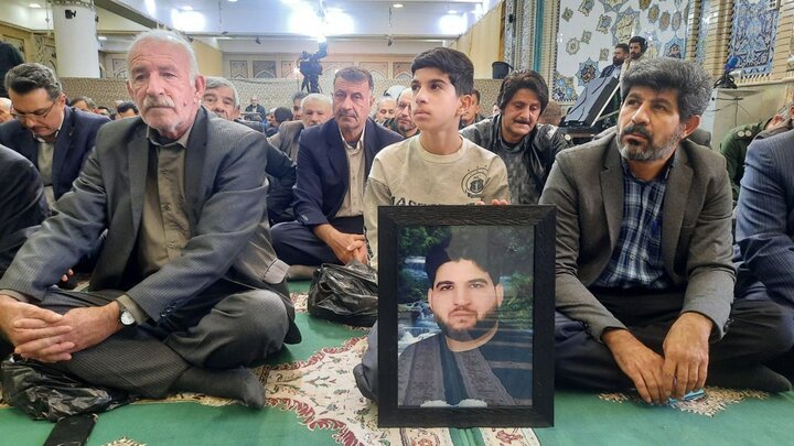 تصاویر/ مراسم بزرگداشت چهلمین روز شهادت جمعی از مردم و حافظان امنیت در فتنه اخیر آمریکایی صهیونیستیحوزه/ آیین چهلم شهدای حوادث دی‌ماه ۱۴۰۴ با حضور اقشار مختلف مردم و مسئولان در مهدیه مصلی امام خمینی(ره) شهرکرد برگزار شد.