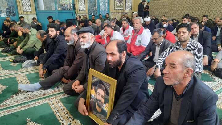 تصاویر/ مراسم بزرگداشت چهلمین روز شهادت جمعی از مردم و حافظان امنیت در فتنه اخیر آمریکایی صهیونیستیحوزه/ آیین چهلم شهدای حوادث دی‌ماه ۱۴۰۴ با حضور اقشار مختلف مردم و مسئولان در مهدیه مصلی امام خمینی(ره) شهرکرد برگزار شد.