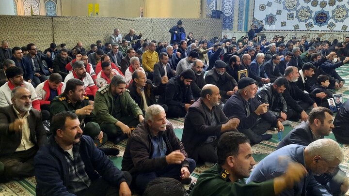 تصاویر/ مراسم بزرگداشت چهلمین روز شهادت جمعی از مردم و حافظان امنیت در فتنه اخیر آمریکایی صهیونیستیحوزه/ آیین چهلم شهدای حوادث دی‌ماه ۱۴۰۴ با حضور اقشار مختلف مردم و مسئولان در مهدیه مصلی امام خمینی(ره) شهرکرد برگزار شد.