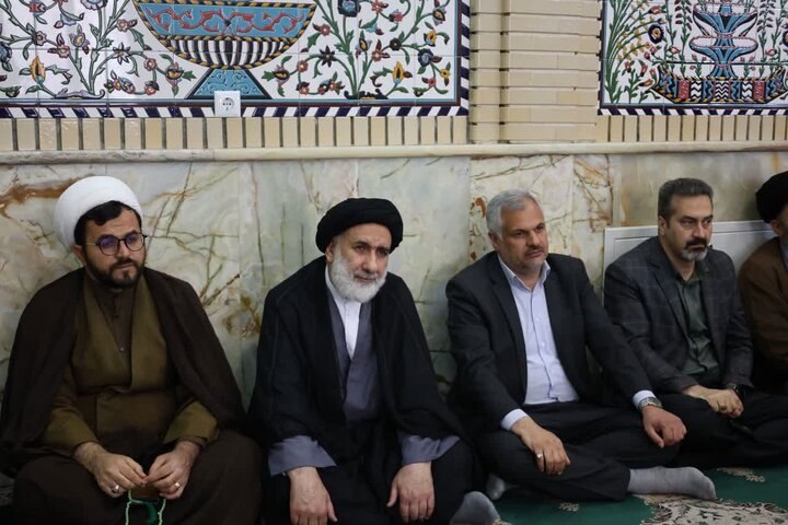 تصاویر/ مراسم بزرگداشت چهلمین روز شهادت جمعی از مردم و حافظان امنیت در فتنه اخیر آمریکایی صهیونیستیحوزه/ آیین چهلم شهدای حوادث دی‌ماه ۱۴۰۴ با حضور اقشار مختلف مردم و مسئولان در مهدیه مصلی امام خمینی(ره) شهرکرد برگزار شد.