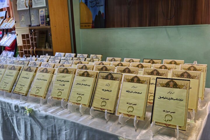 تصاویر/ برگزاری نمایشگاه آثار انجمن اصول فقه حوزه