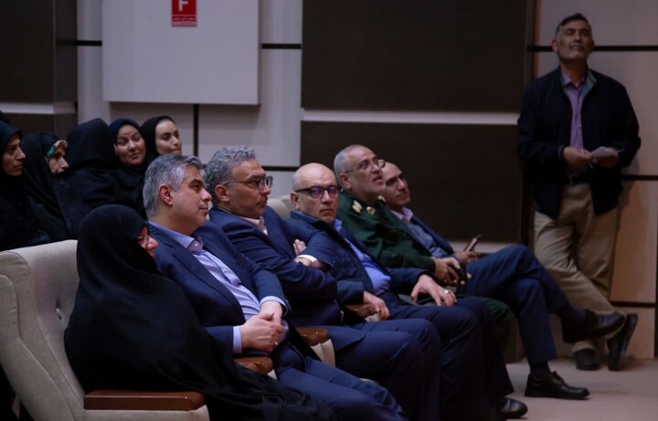 تصاویر/آیین رونمایی از دانشنامه دفاع مقدس استان مرکزی