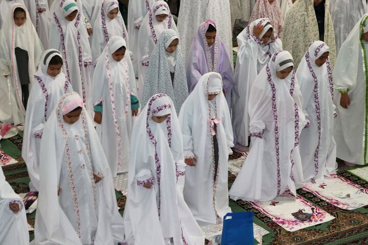 تصاویر/برگزاری آیین باشکوه جشن تکلیف ۲۵۰۰ دانش‌آموز دختر شهر ساوه