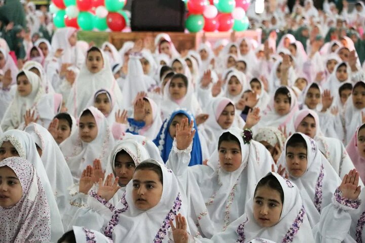 تصاویر/برگزاری آیین باشکوه جشن تکلیف ۲۵۰۰ دانش‌آموز دختر شهر ساوه