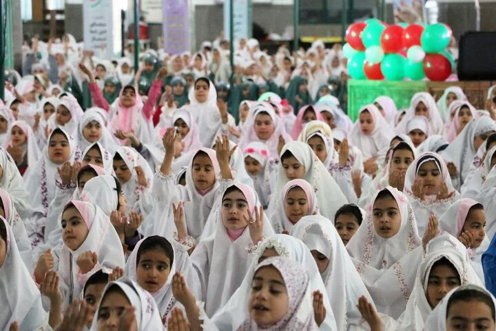 تصاویر/برگزاری آیین باشکوه جشن تکلیف ۲۵۰۰ دانش‌آموز دختر شهر ساوه