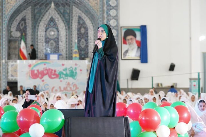 تصاویر/برگزاری آیین باشکوه جشن تکلیف ۲۵۰۰ دانش‌آموز دختر شهر ساوه