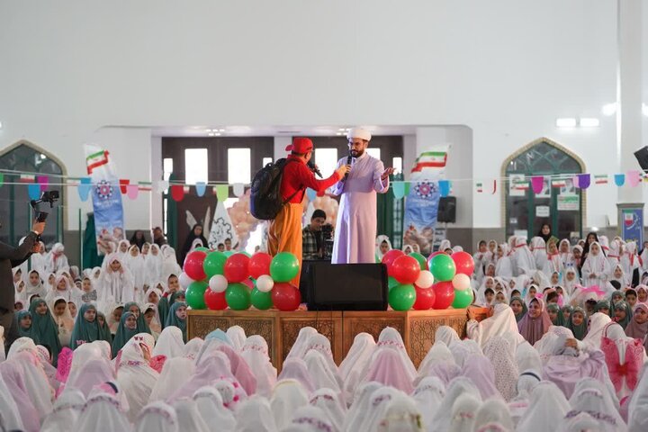 تصاویر/برگزاری آیین باشکوه جشن تکلیف ۲۵۰۰ دانش‌آموز دختر شهر ساوه