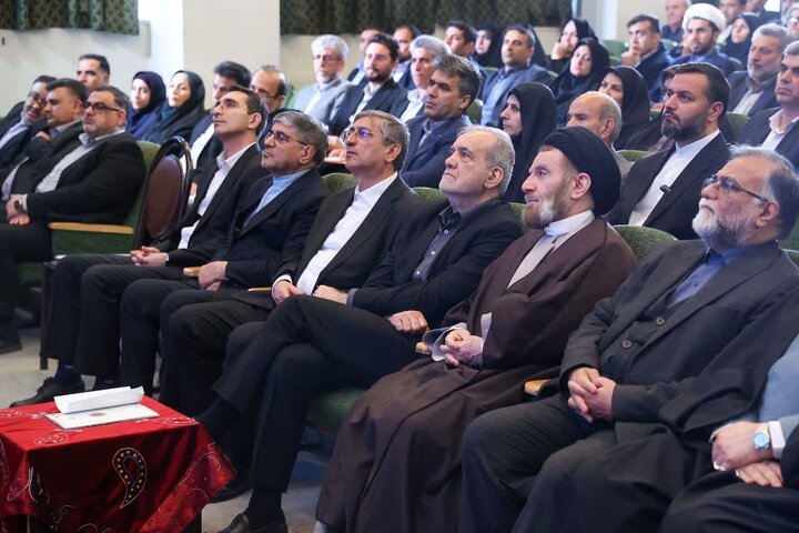 تصاویر/نشست فرهیختگان و فعالان فرهنگی استان لرستان با رئیس جمهور