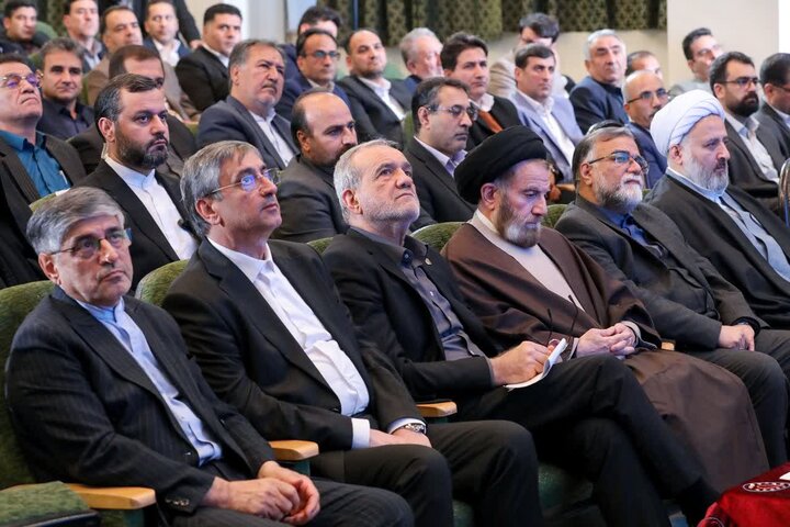 تصاویر/نشست فرهیختگان و فعالان فرهنگی استان لرستان با رئیس جمهور